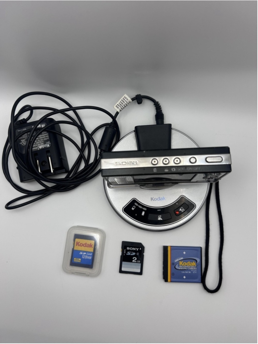Kodak EasyShare‎ V570 Digital Camera 5.0 MP Black 5X Zoom Dock Charger Bundle